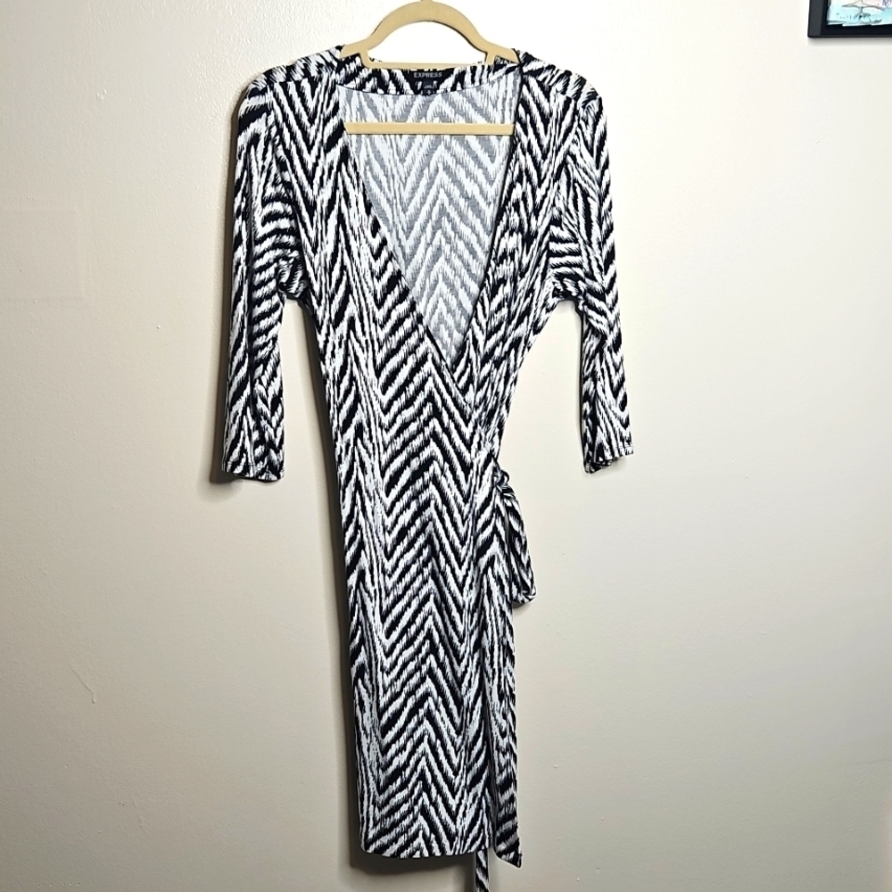 🎯 Express Zebra Print Wrap Dress Medium